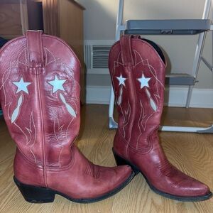 Idyllwind Red Heeled Boots with Star Design